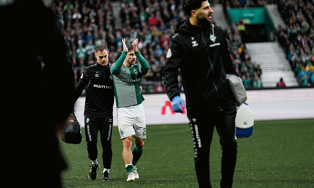 Romano Schmid wird vom Platz gebracht. 