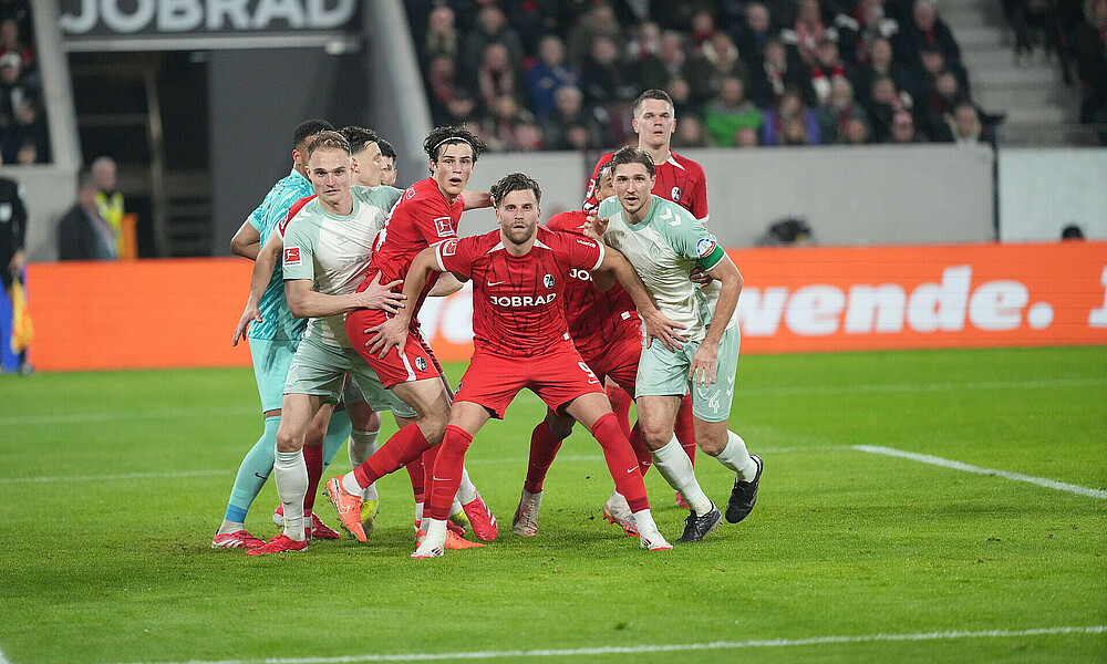 Werderander und Freiburger in Duellen bei einer Ecke.