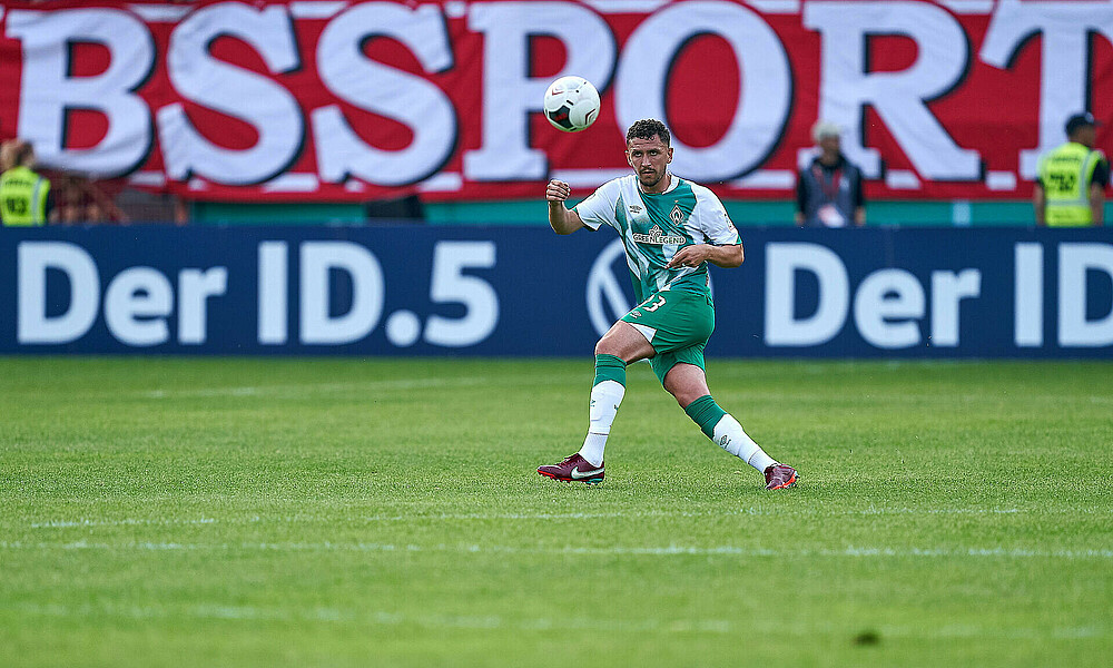 Milos Veljkovic schießt.