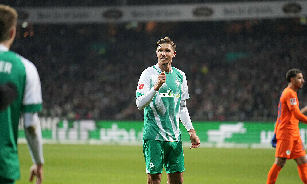 Niklas Stark im Gespräch mit seinen Mitspielern. 