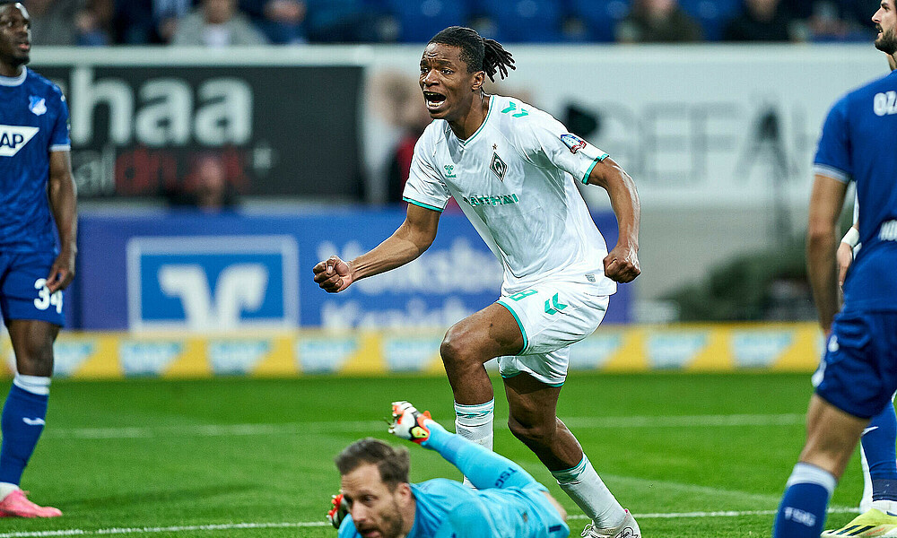 null Skelly Alvero ballt die Fäuste nach seinem Tor. Hoffenheims Torhüter Oliver Baumann liegt am Boden.