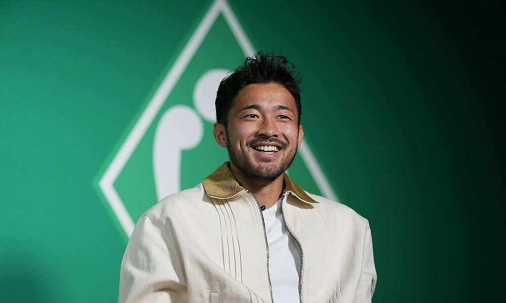 null Yukinari Sugawara lächelt beim WERDER.DE-Inteview