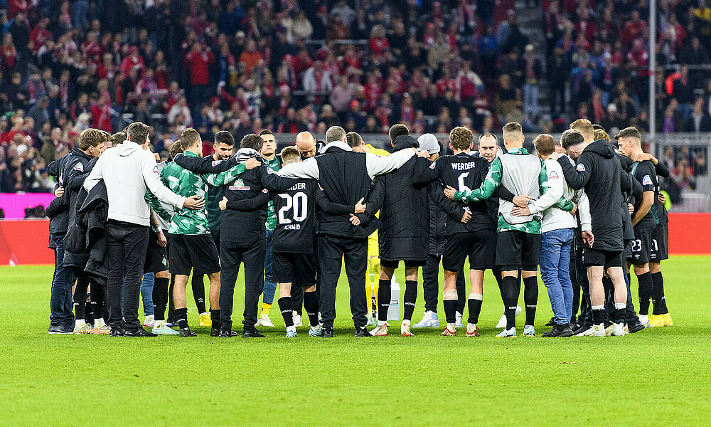 null Die Werder-Spieler bilden nach dem Spiel einen Kreis.