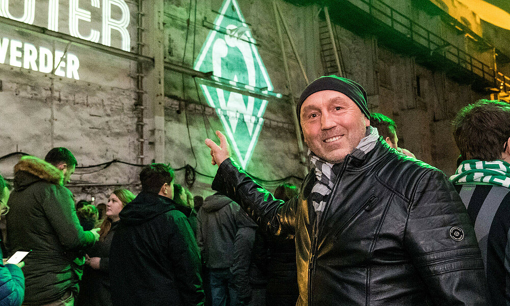 Jonny Otten zeigt beim 120-jährigen Vereinsjubiläum auf das Werder-Logo.