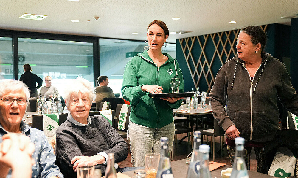 Anne-Kathrin Laufmann serviert 