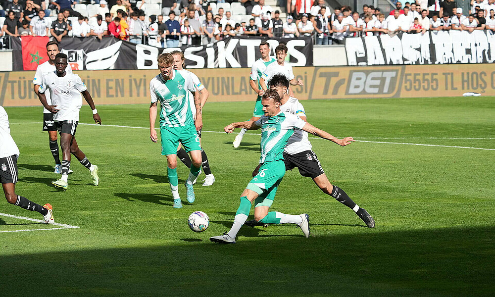 Christian Groß während einer Flanke.