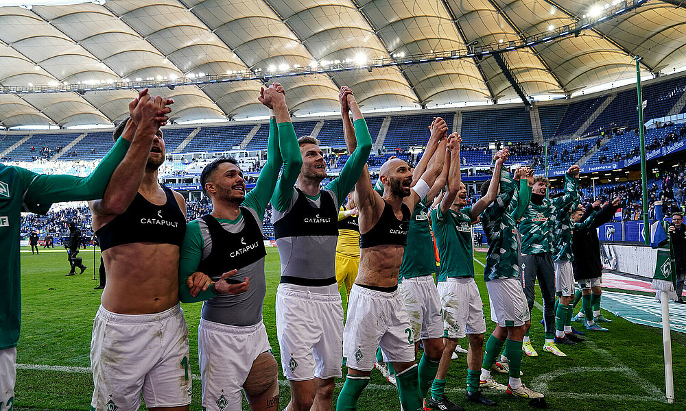 Die Mannschaft macht im Volksparkstadion eine Laola an der Eckfahne.