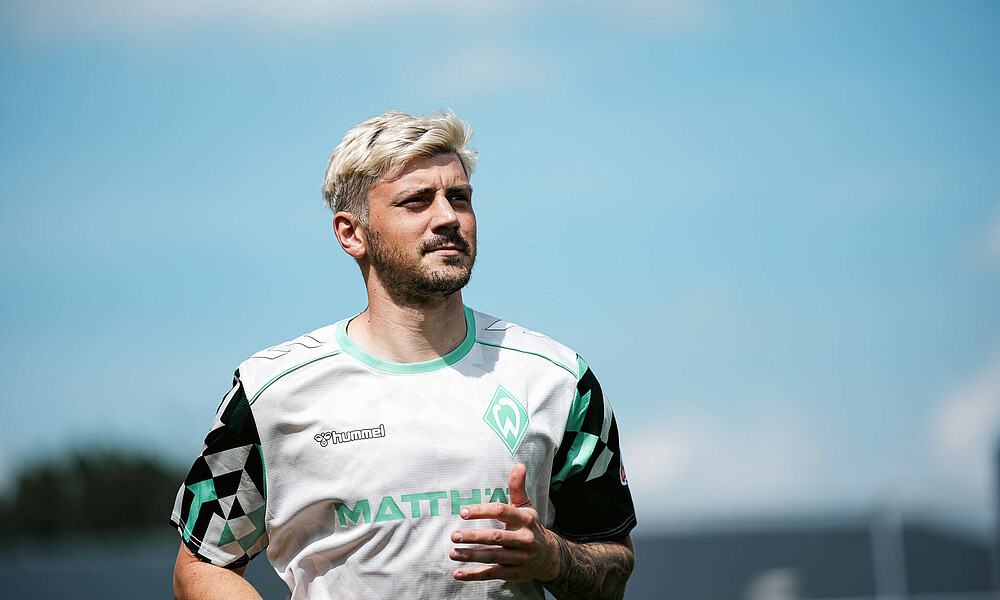 null Dawid Kownacki läuft im Trainingsshirt über den Platz.