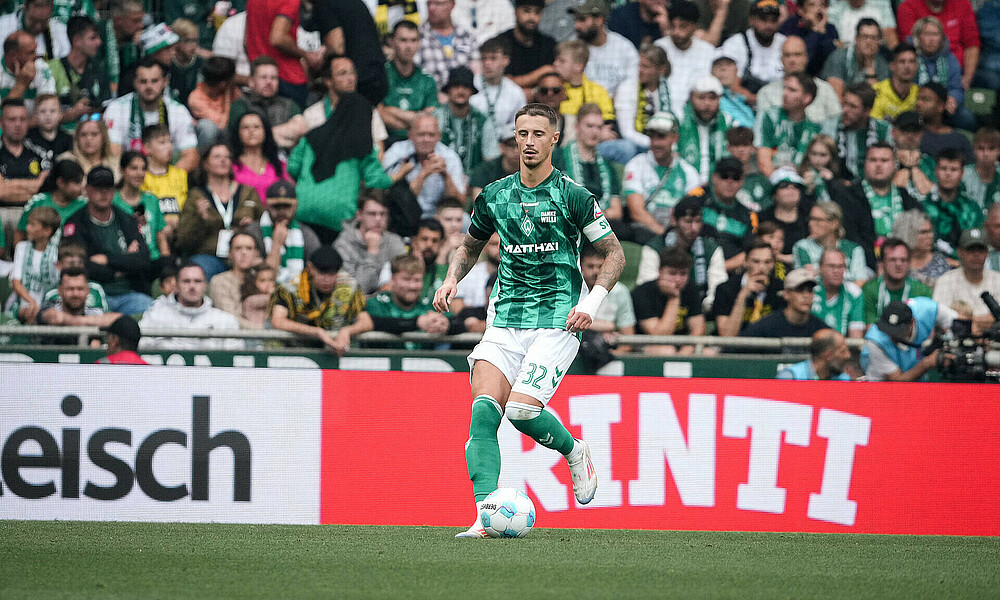 Marco Friedl mit Ball am Fuß. 