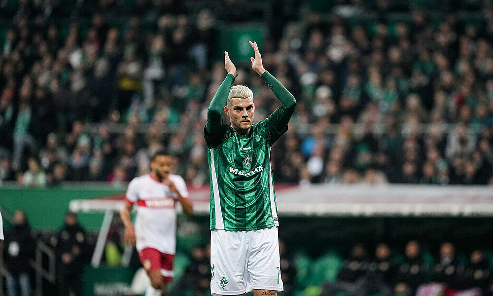 Marvin Ducksch klatscht in die Hände. 