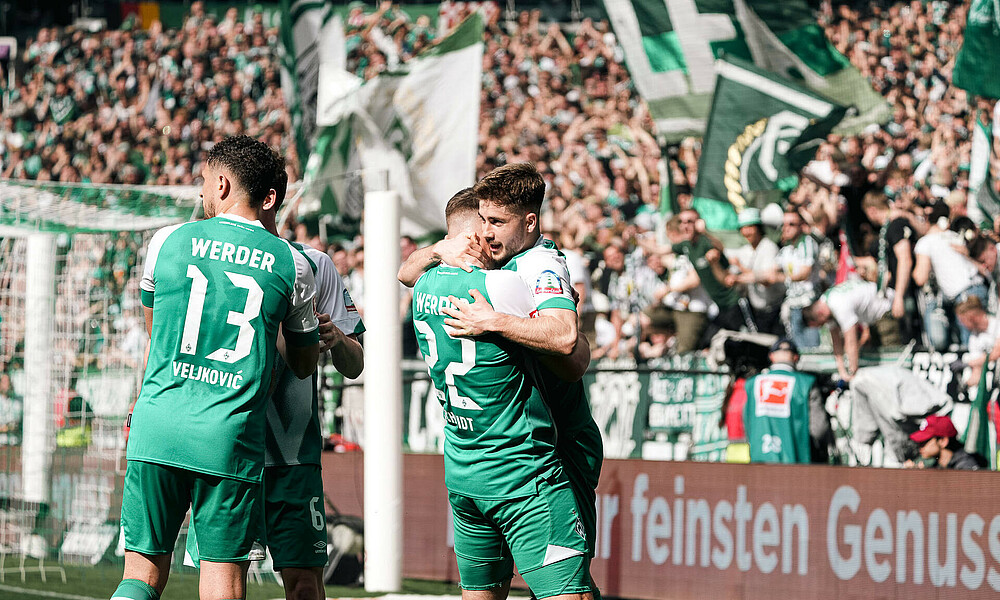 null Romano Schmid jubelt mit Niklas Schmidt zusammen vor der Ostkurve.