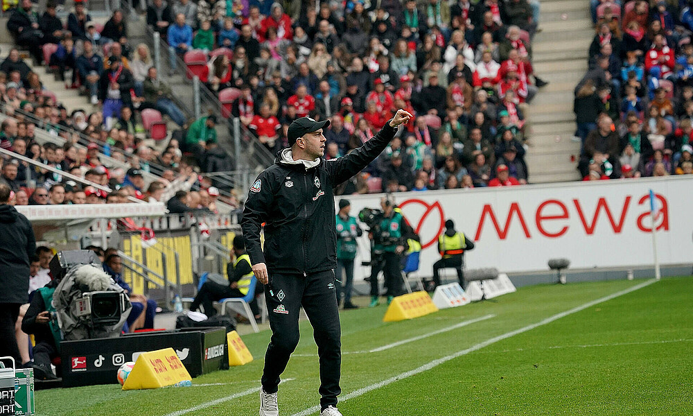 null Ole Werner gestikuliert in der MEWA Arena.
