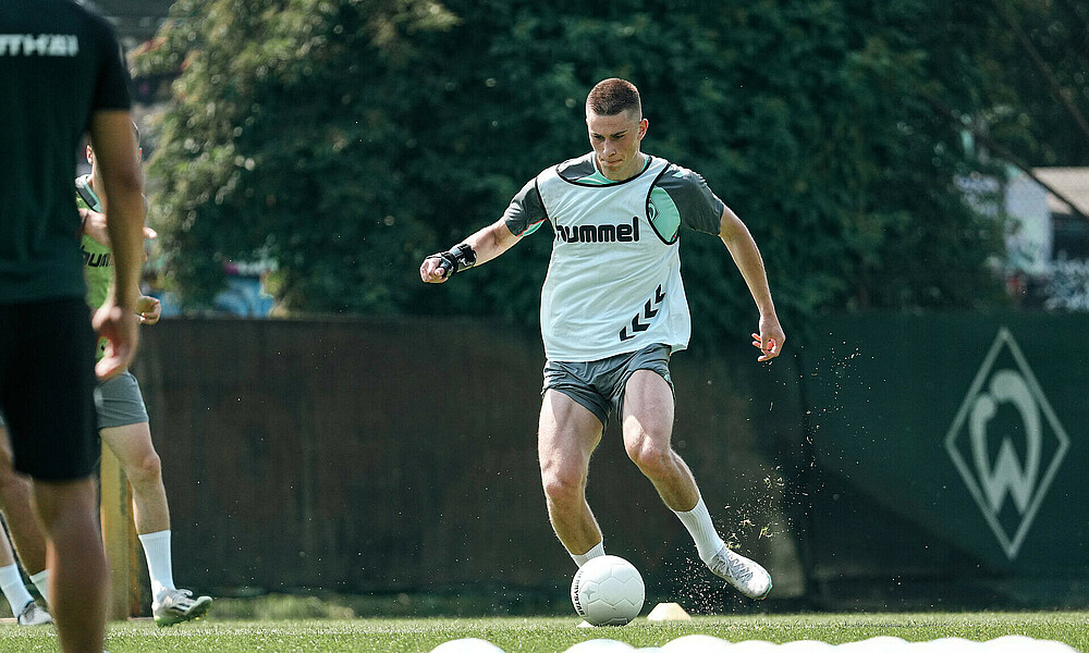 Yermachkov im Training mit Ball am Fuß.