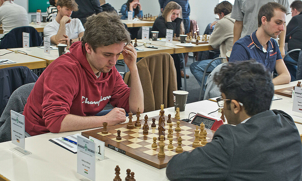 Jakob Pajeken und Aditya Mittal am Spitzenbrett