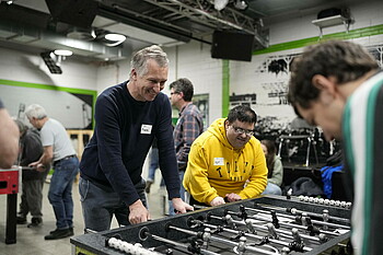 Frank Baummann und sein Teamkollege Ugur am Kickertisch. 