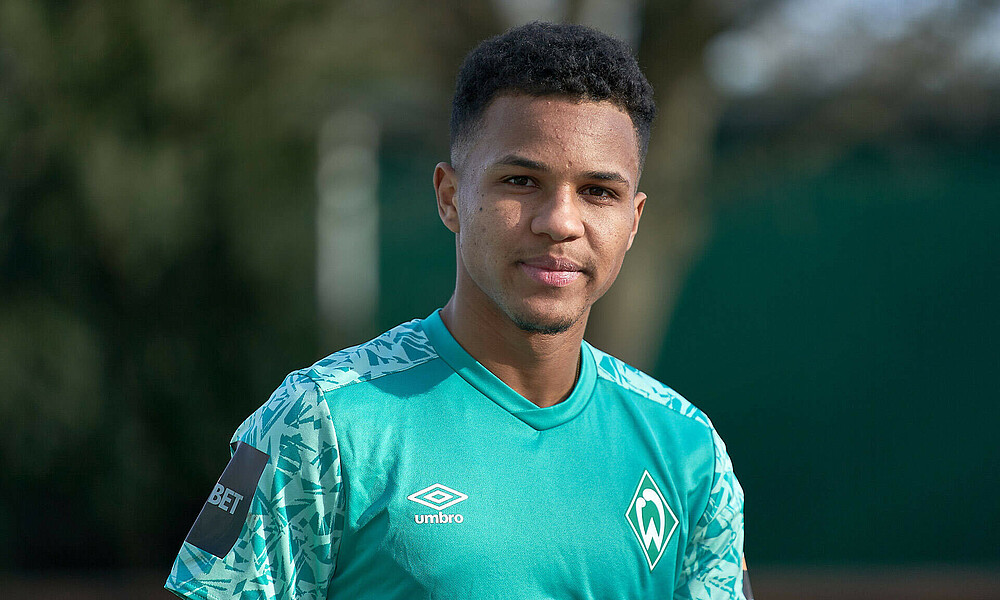 null Nahaufnahme von Felix Agu auf dem Weg zum Training des SV Werder Bremen.