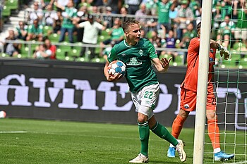 Niklas Schmidt bejubelt seinen Treffer gegen Paderborn.