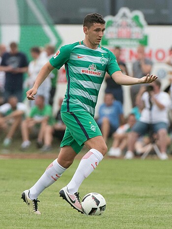 Milos Veljkovic mit dem Ball am Fuß.