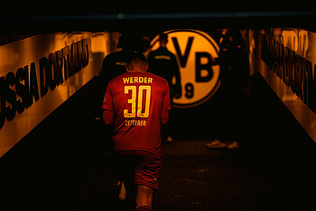 null MIchael Zetterer geht durch den Kabinengang.