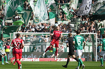 Hofmann im Kopfballduell mit Friedl. 