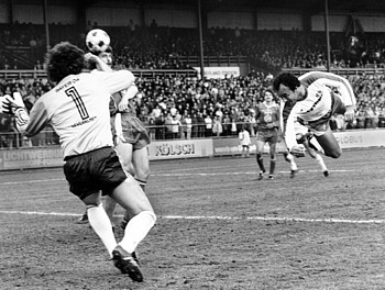 Erwin Kostedde köpft den SVW gegen Bayer 04  zur 1:2 Führung 