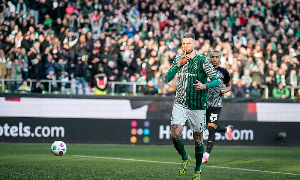 Marvin Ducksch legt den Zeigefinger auf seine Lippen. 