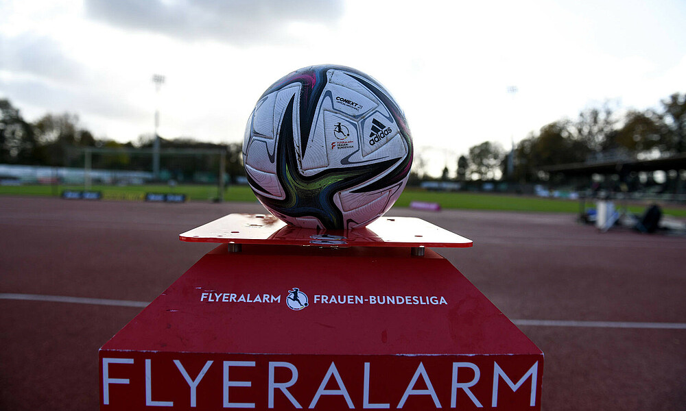 Ball liegt auf Ballstehle im Stadion Platz 11