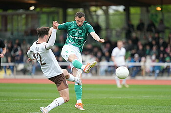 Maik Lukowicz im Werder-Heim-Trikot beim Schuss gegen St. Pauli auf Platz 11