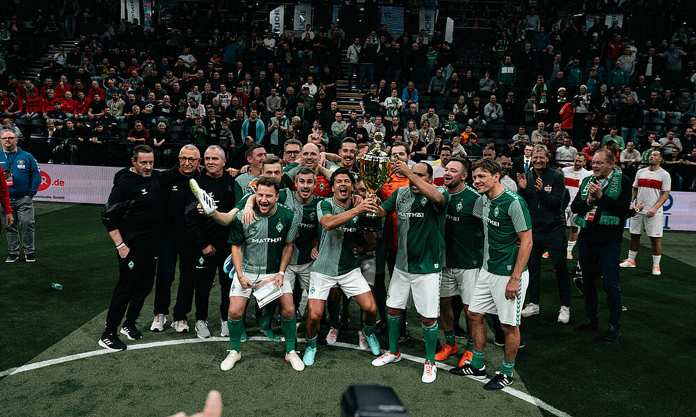 Die Mannschaft mit dem Pokal in Oldenburg in der Hand.