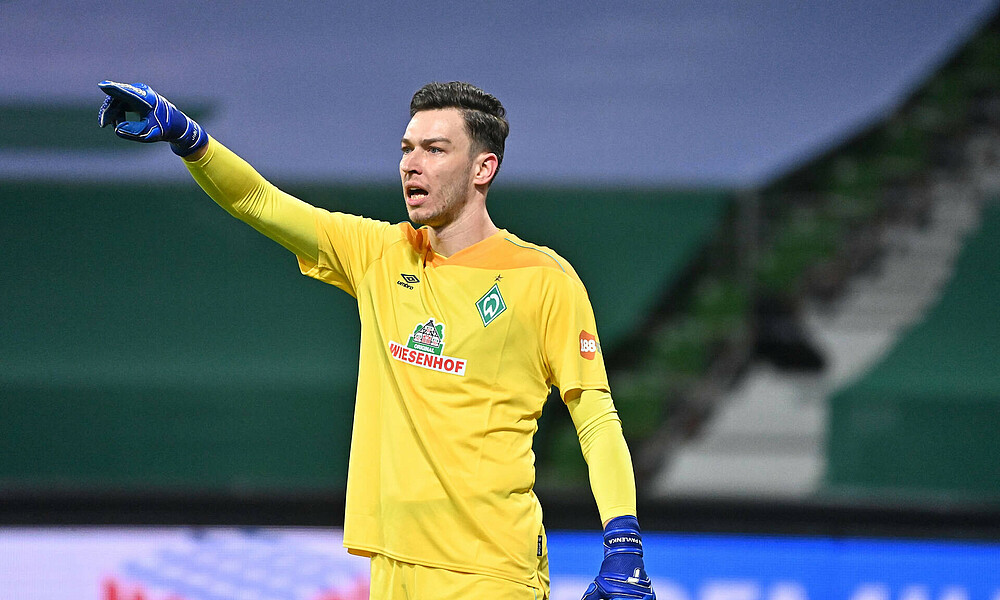 Jiri Pavlenka zeigt die Richtung an.