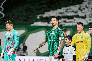 Friedl auf dem Weg zum Platz. 