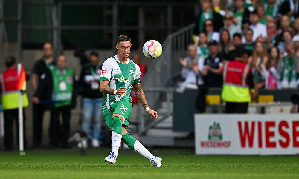 Marco Friedl schießt.