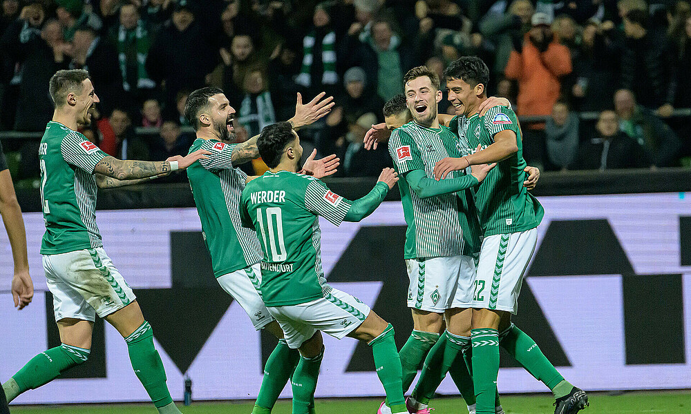 null Marco Friedl, Anthony Jung und Leonardo Bittencourt laufen mit ausgebreiteten Armen auf Julian Malatini zu. Olivier Deman umarmt Malatini.