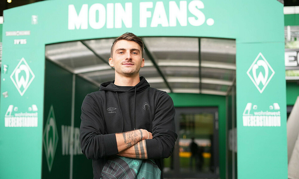 Maximilian Philipp mit verschränkten Armen im wohninvest WESERSTADION.