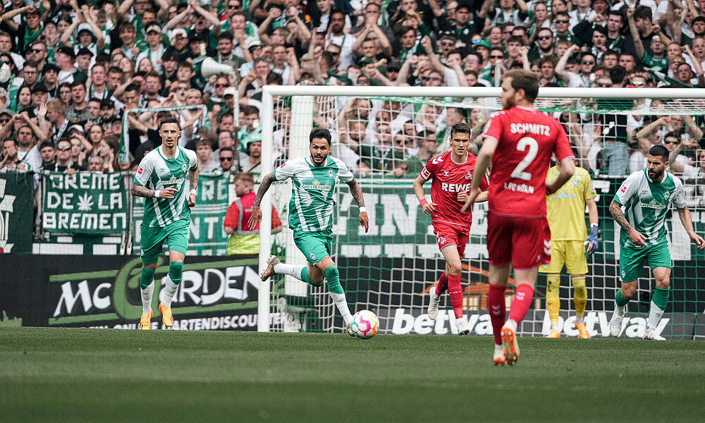 null Leo Bittencourt mit Ball am Fuß.