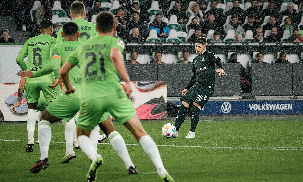 Romano Schmid mit einer Flanke. 