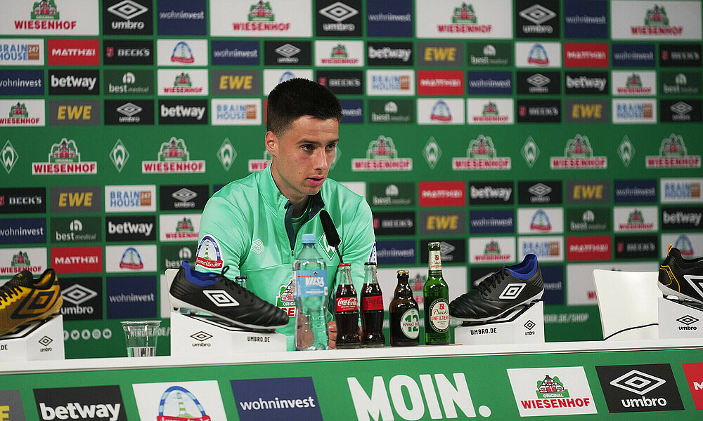 Ilia Gruev spricht in der Mixed Zone ins Mikrofon.