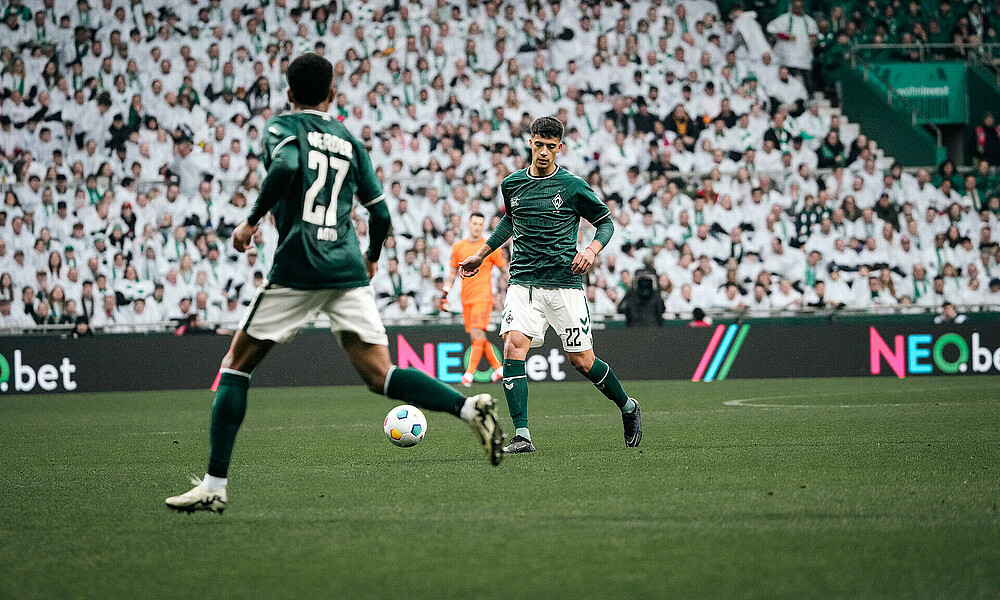 Julian Malatini im Spiel gegen Heidenheim mit Ball am Fuß. 
