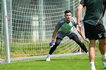 null Mio Backhaus bei einer Übung auf dem Platz.