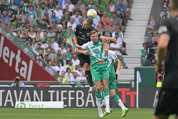 null Niclas Füllkrug im Kopfballduell