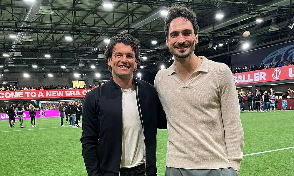 Nelson Valdez Arm in Arm mit Mats Hummeld auf dem Kunstrasen-Spielfeld der Baller-League.