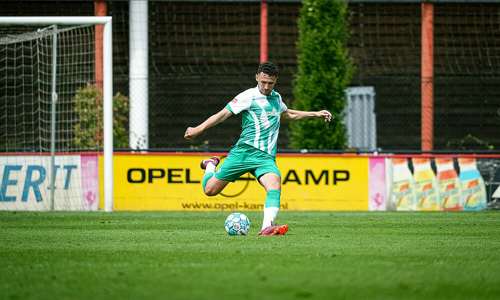 Milos Veljkovic schlägt einen langen Pass.