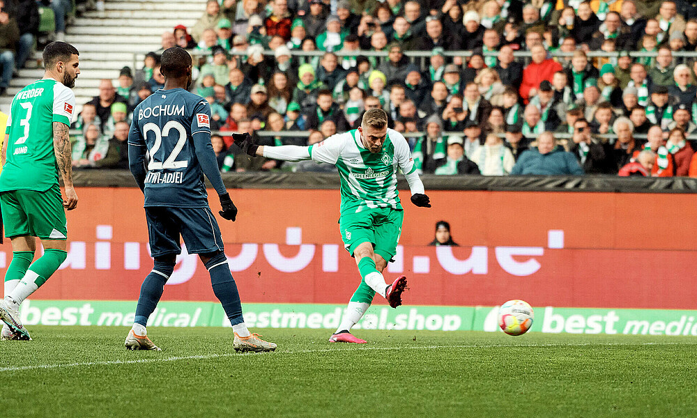 null Marvin Ducksch schießt einen ruhenden Ball in Richtung Tor.