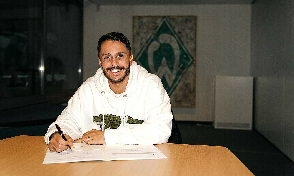 Leonardo Bittencourt unterschreibt seinen Vertrag