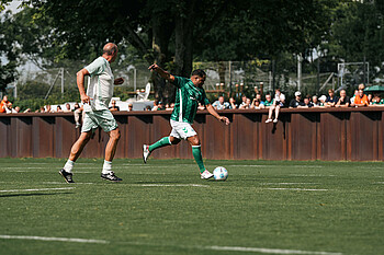 Ailton beim Torschuss beim Tach der Fans 2024