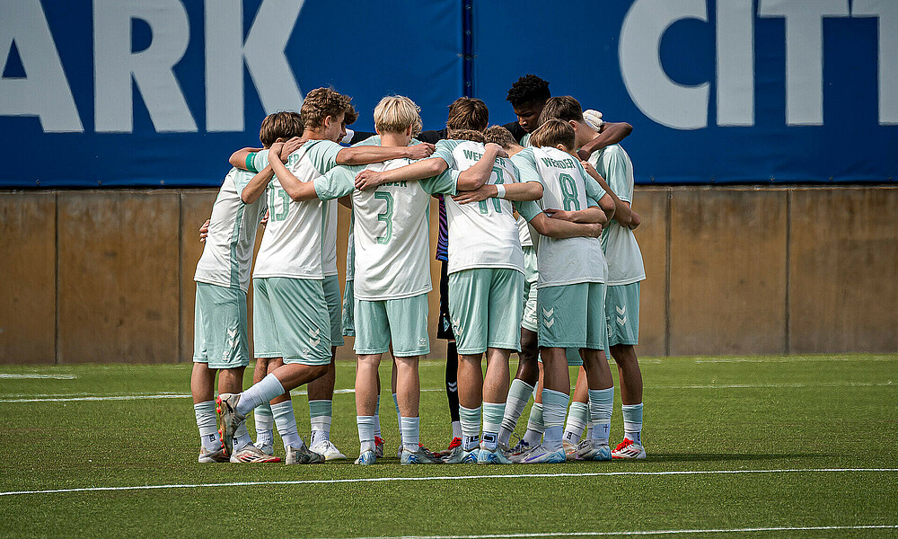 Der Mannschaftskreis der U16-Junioren vor dem Spiel gegen Holstein Kiel. 