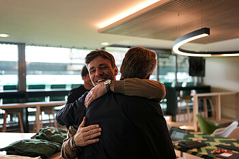 Clemens Fritz umarmt Horst Steffen