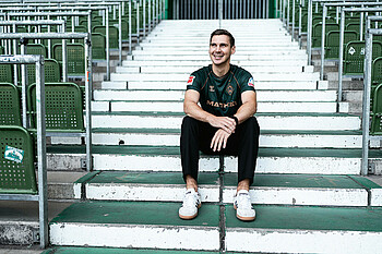 Maximilian Wöber auf den Treppen der Ostkurve. 