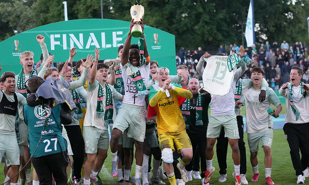 Die Mannschaft bei der Pokal-Übergabe. 
