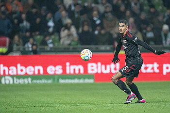 null Danilo Doekhi mit Blick auf den Ball.